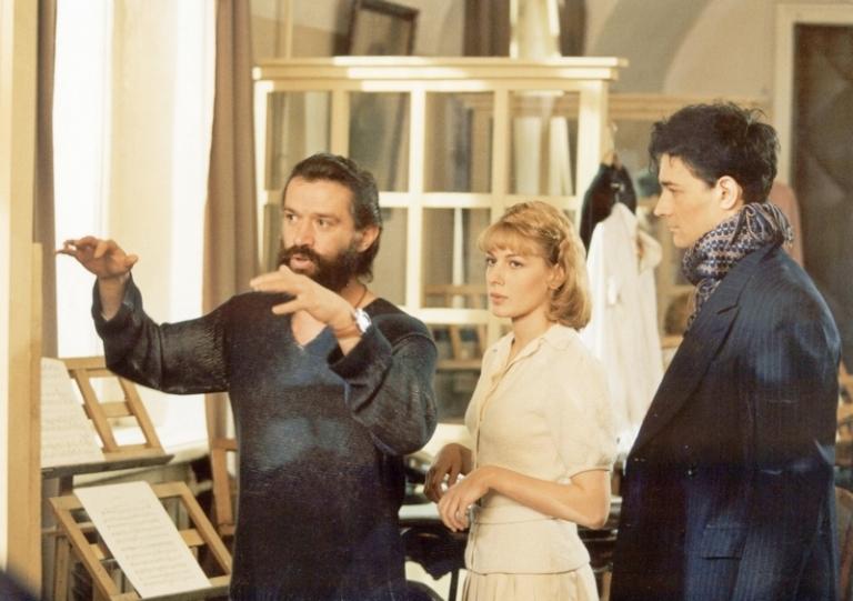 На фото: режиссер кинофильма «Папа» Владимир Машков и исполнители главных ролей Ольга Красько и Егор Бероев (слева направо) на съемочной площадке, 2004 год.