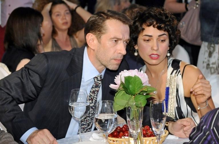 На фото: актер Владимир Машков с супругой Оксаной Шелест на церемонии вручения премии имени Олега Янковского "Творческое открытие" в рамках фестиваля "Черешневый лес" в ГУМе, Москва, 2011 год.