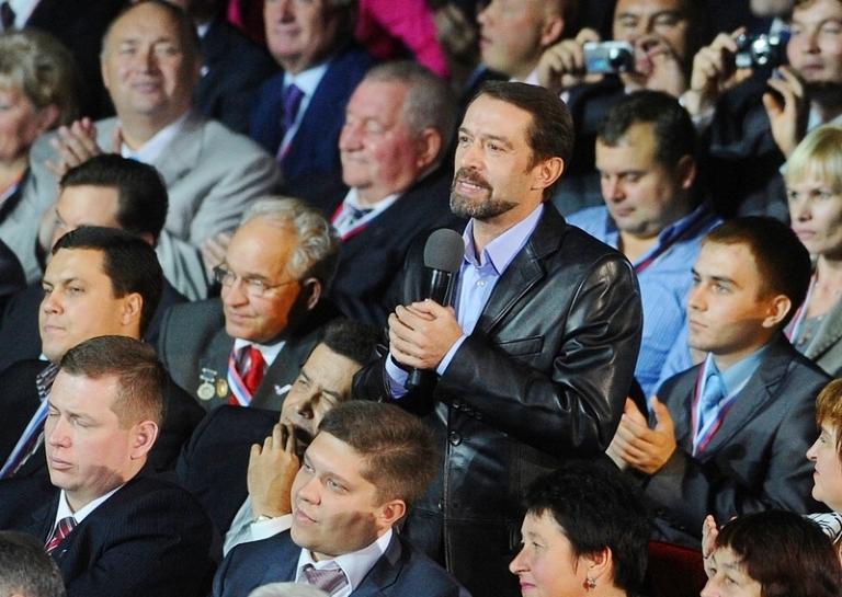 На фото: актер Владимир Машков (в центре) на XII съезде партии "Единая Россия" в зале ДС "Лужники", 2011 год.