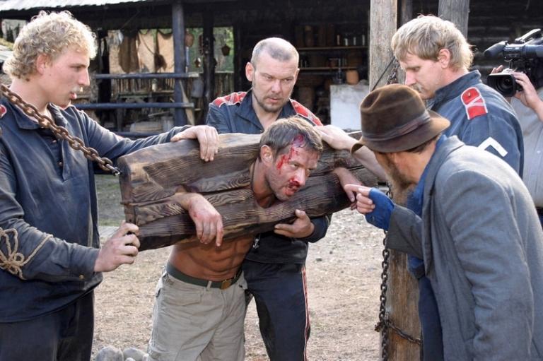 На фото: актер Владимир Машков (в центре) во время съемок фильма "Охота на пиранью" режиссера Андрея Кавуна, 2005 год.