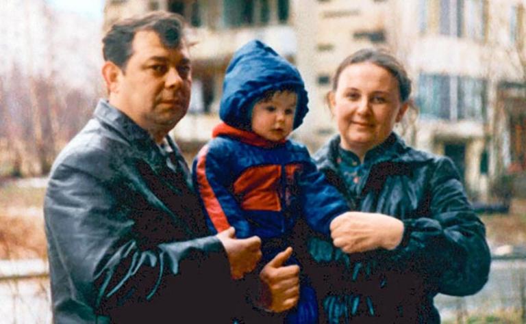 На фото: Екатерина Варнава в детстве с родителями