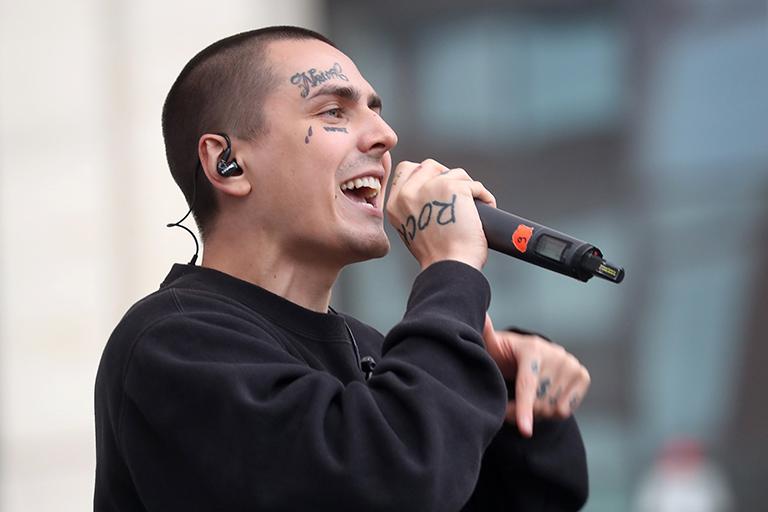 На фото: рэпер Face выступает во время акции в поддержку независимых кандидатов в депутаты Мосгордумы на проспекте Сахарова в Москве, август 2019 года