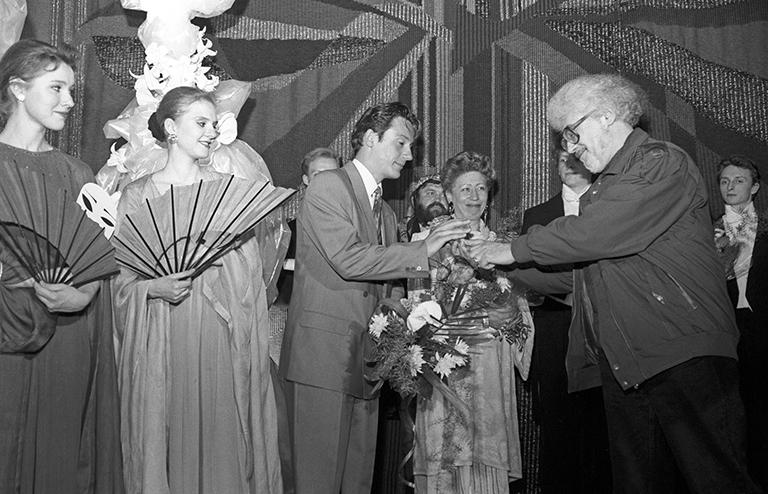 На фото: режиссер Борис Львов-Анохин (справа) вручает театральную премию "Хрустальная роза" исполнителю главной роли в спектакле "N" (Нижинский) Олегу Меньшикову"Кумир" за лучшие актерские работы сезона в области театра, кино и телевидения, 1993