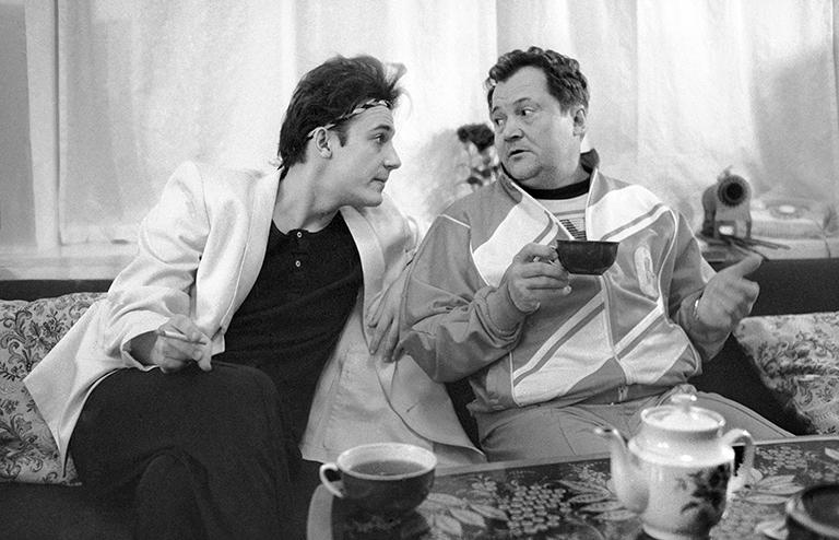 На фото: актеры Олег Меньшиков и Виктор Павлов (слева направо) перед спектаклем в театре имени М.Н.Ермоловой, 1992