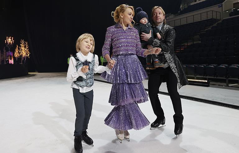 На фото: фигурист Евгений Плющенко, его супруга продюсер Яна Рудковская и их сыновья Арсений (справа) и Александр (слева) после ледового шоу "Щелкунчик", 2022