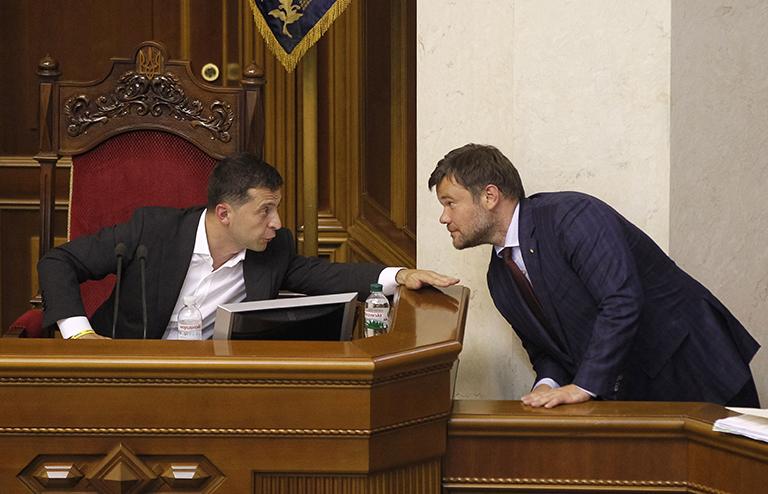 На фото: президент Украины Владимир Зеленский (слева) и глава администрации президента Украины Андрей Богдан (справа) на первом заседании Верховной рады IX созыва