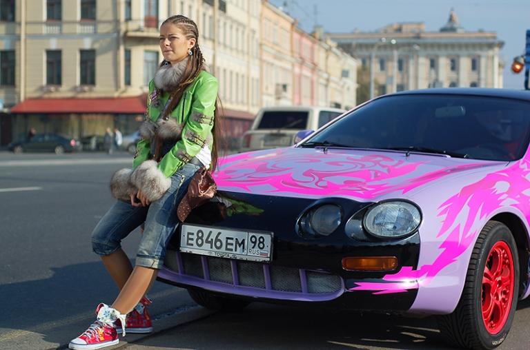 На фото: актриса Марина Александрова в роли Кати во время съемки одного из эпизодов фильма режиссера Олега Фесенко &laquo;Стритрейсеры&raquo;. 