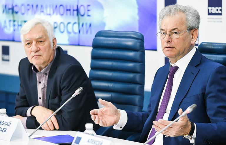 На фото: председатель Мосгоризбиркома Валентин Горбунов и заместитель председателя Центризбиркома России Николай Булаев (слева направо) на пресс-конференции, посвященной завершению этапа регистрации кандидатов в депутаты Московской городской думы