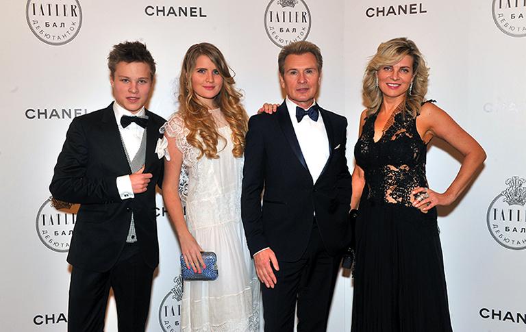 На фото: певец Александр Малинин с супругой Эммой (справа), дочерью Устиньей (слева) и сыном Фролом на балу дебютанток журнала Tatler в Колонном зале Дома союзов в Москве, 2016 год