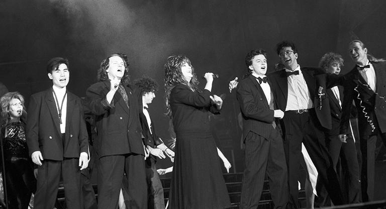 На фото: Александр Малинин во время шоу "Рождественские встречи", режиссером и главным действующим лицом которого стала певица Алла Пугачева, 1989 год