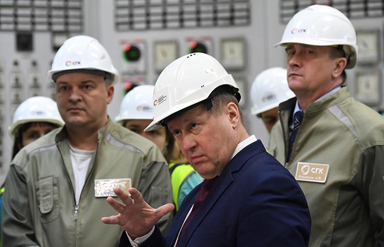 На фото: технический директор СГК Олег Петров, мэр Новосибирска Анатолий Локоть и глава новосибирского филиала СГК Андрей Колмаков (слева направо) во время посещения теплоэлектроцентрали (ТЭЦ- 5) в Октябрьском районе города, 2019