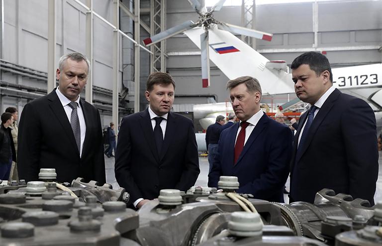 На фото: губернатор Новосибирской области Андрей Травников, генеральный директор холдинга "Вертолеты России" Андрей Богинский, мэр Новосибирска Анатолий Локоть и управляющий директор АО "Новосибирский авиаремонтный завод" Алексей Белых (слева направо) во время открытия основного сборочного цеха по техническому обслуживанию и капитальному ремонту вертолетов марки "Ми" на Новосибирском авиаремонтном заводе, 2020