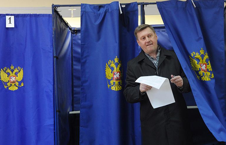 На фото: кандидат в мэры Новосибирска, депутат Государственной думы РФ от партии КПРФ Анатолий Локоть во время голосования на досрочных выборах мэра города на одном из избирательных участков в Центральном районе, 2014