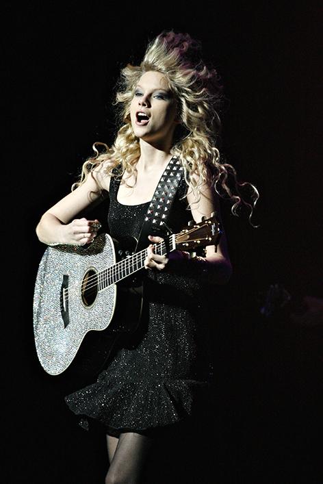 На фото: Тейлор Свифт во время выступления в Центре исполнительских искусств Тампа-Бэй, Флорида, США, 2008 год.