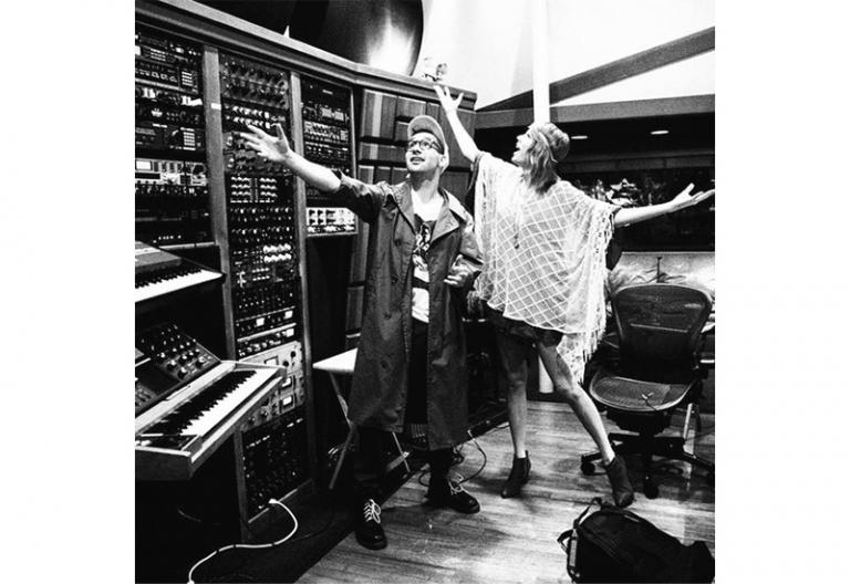 На фото: Тейлор Свифт пишет: &laquo;Мы с Джеком вернулись на место рождения в 1989 году и просто радовались.