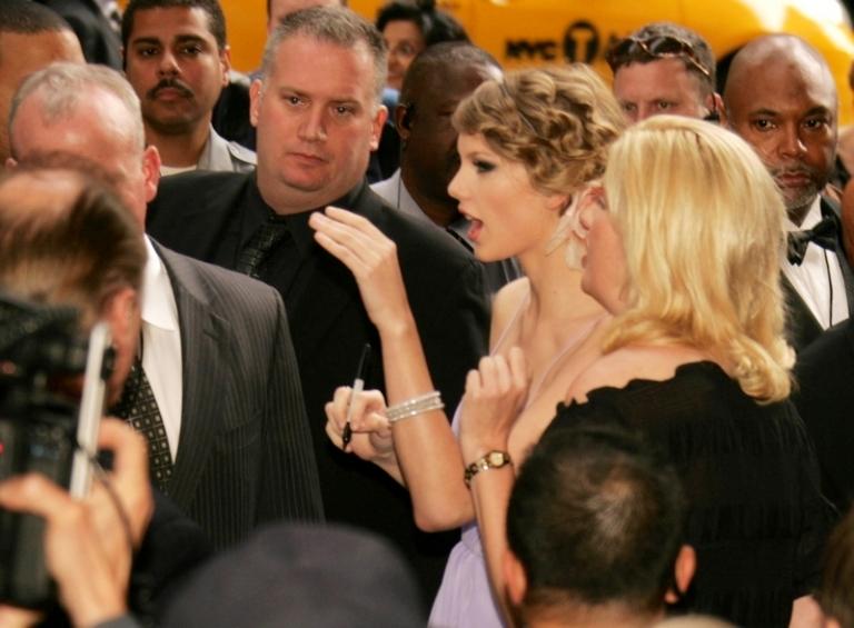 На фото: Тейлор Свифт прибыла Зал славы авторов песен в отеле NY Marriott Marquis, 2000 год.