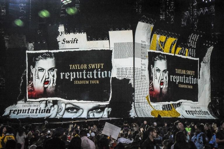 На фото: Тейлор Свифт выступает вживую на сцене во время тура Reputation Stadium Tour на Rose Bowl, Калифорния, США, 2018 года, в Пасадене. Артистка известна песнями-повествованиями о своей личной жизни.