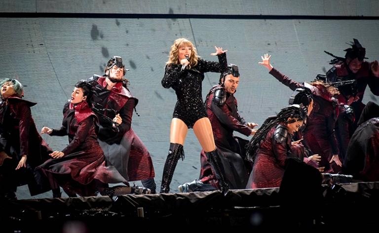 На фото: певица и автор песен Тейлор Свифт во время выступления в Роджерс-центре в Торонто во время своего тура &laquo;Reputation Stadium Tour&raquo;, 2018 год.