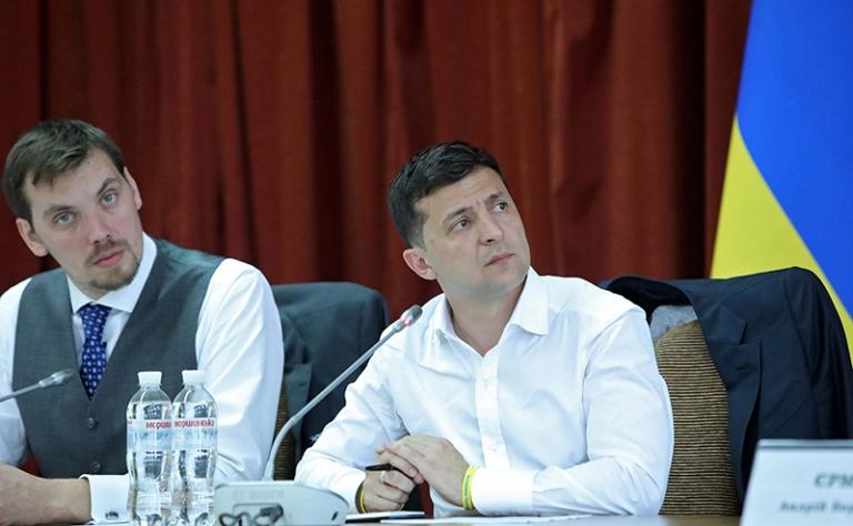 На фото: президент Украины Владимир Зеленский (справа) и заместитель руководителя Офиса президента Алексей Гончарук (слева) , 2019