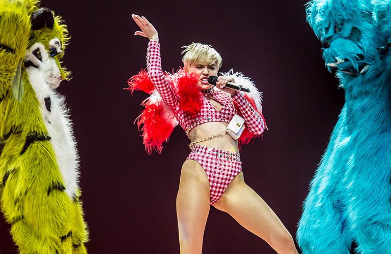 На фото: Майли Сайрус во время выступления, 2013