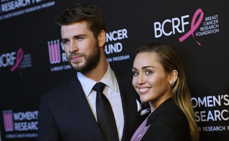 На фото: актер Лиам Хемсворт и его супруга певица Майли Сайрус на ежегодном вечере "An Unforgettable Evening" благотворительного фонда Women's Cancer Research