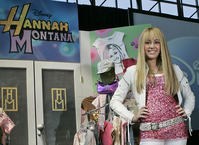 На фото: Майли Сайрус на аукционе сериала Ханна Монтана