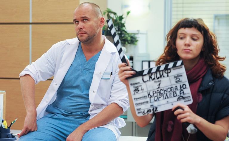 На фото: актер Максим Аверин (Олег Брагин) во время съемок сериала "Склифосовский" режиссера Андрея Селиванова.