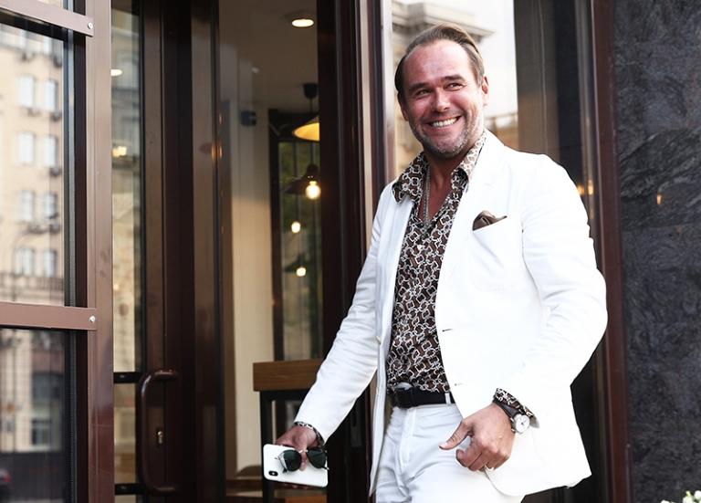 На фото: актер Максим Аверин во время сбора труппы театра Сатиры. 