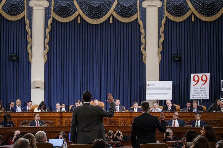 На фото: бывший специальный представитель США по Украине Курт Волкер (справа) и бывший старший директор по Европе и России в Совете национальной безопасности Тим Моррисон (слева) приведены к присяге во время заседания Постоянной палаты. Открытые слушания Специального комитета по разведке по расследованию импичмента президенту США Дональду Трампу на Капитолийском холме в Вашингтоне, округ Колумбия, США, 19 ноября 2019 года. Расследование импичмента проводится тремя комитетами Конгресса и было начато после жалобы осведомителя о том, что утверждает, что президент США Дональд Трамп запросил помощь у президента Украины в расследовании политического соперника Джо Байдена и его сына Хантера Байдена.