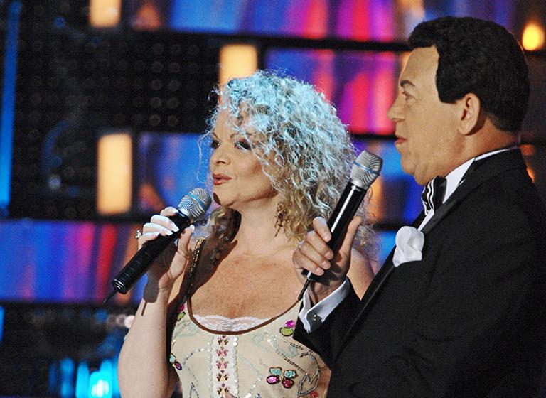 На фото: певцы Лариса Долина и Иосиф Кобзон во время выступления в Государственном Кремлевском дворце, 2007