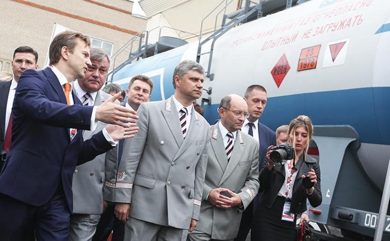 На фото: Олег Белозеров на презентации нового российского газотурбовоза