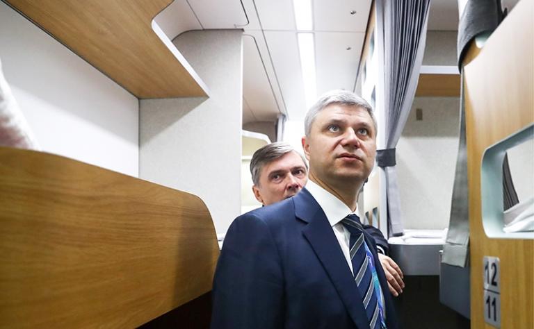 На фото: Олег Валентинович Белозеров осматривает прототип нового плацкартного вагона, 2019 год