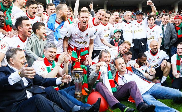 На фото: гендиректор РЖД Олег Белозеров и вице-премьер Аркадий Дворкович на награждении футбольного клуба &laquo;Локомотив&raquo; кубком Чемпиона России, 2018 год