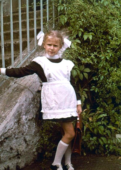 На фото: Эвелина Бледанс в школьные годы