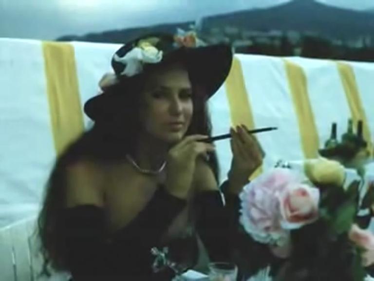 На фото: Эвелина Бледанс в фильме "Итальянский контракт" (1993)