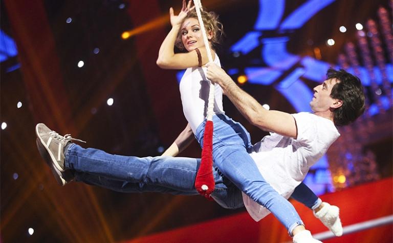 На фото: актриса Кристина Асмус и акробат Юрий Тюкин на съемочной площадке проекта "Без страховки"