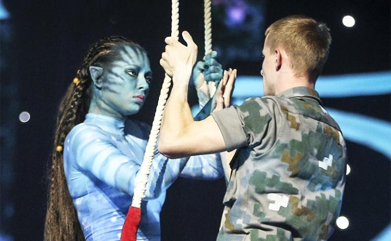 На фото: актриса Настасья Самбурская и акробат Стас Казаев на съемочной площадке проекта "Без страховки"