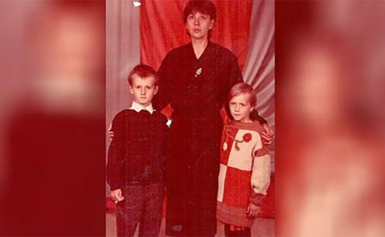 На фото: Настасья Самбурская с мамой и братом