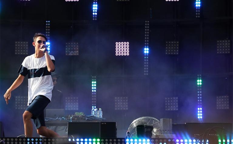 На фото: певец Тима Белорусских во время выступления