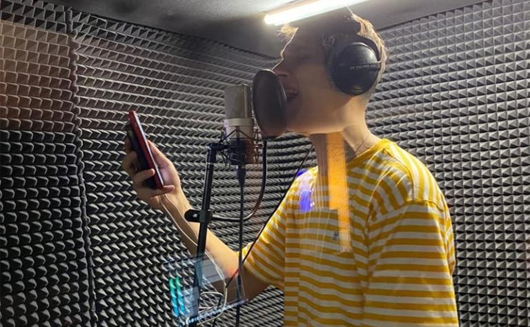 На фото: Тима Белорусских в студии звукозаписи