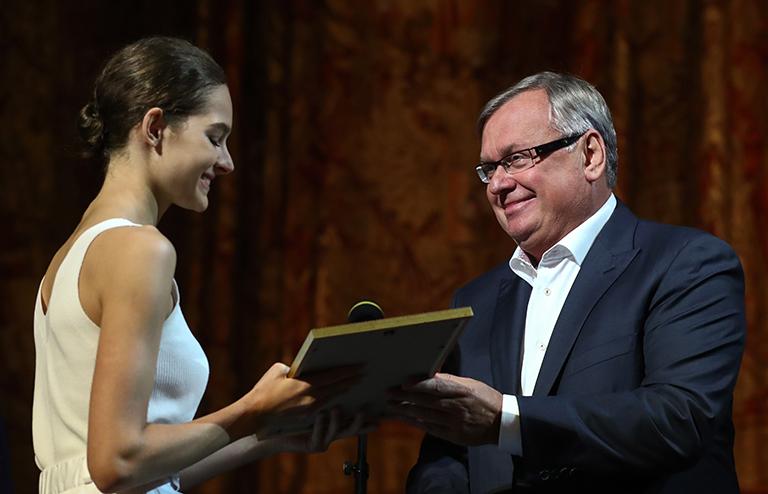 На фото: во время сбора труппы Большого театра, посвященного началу 244-го театрального сезона. Справа - президент – председатель правления Банка ВТБ (ПАО) Андрей Костин, 2019 год