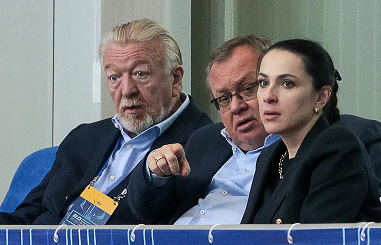 На фото: президент Федерации спортивной гимнастики России Василий Титов, президент-председатель правления Банка ВТБ Андрей Костин и телеведущая Наиля Аскер-заде (слева направо) на соревнованиях, 2022