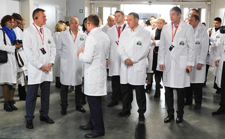 На фото: губернатор Курской области Роман Старовойт и Александр Удодов, основной акционер Грибной радуги, на открытие новой линии производства