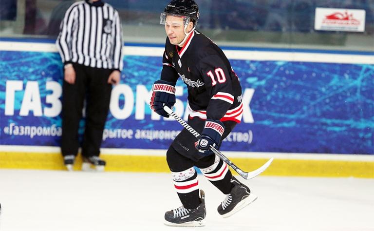 На фото: Удодов Александр играет в хоккей