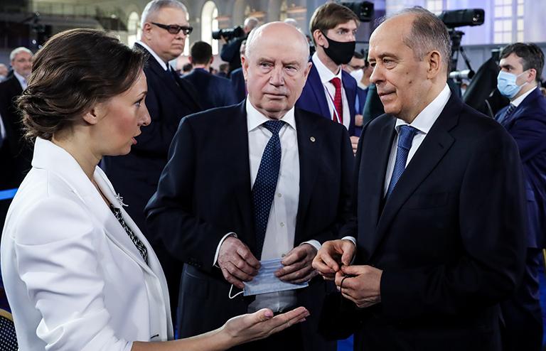 На фото: уполномоченный при президенте РФ по правам ребенка Анна Кузнецова, исполнительный секретарь СНГ Сергей Лебедев и глава ФСБ РФ Александр Бортников (слева направо), 2021