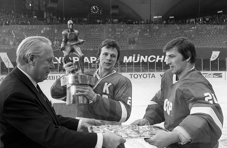 На фото: президент Международной лиги хоккея на льду Гюнтер Сабецки вручает Кубок чемпионов Европы капитану сборной СССР Вячеславу Фетисову (в центре) и золотые медали чемпионата вратарю Владиславу Третьяку, 1983