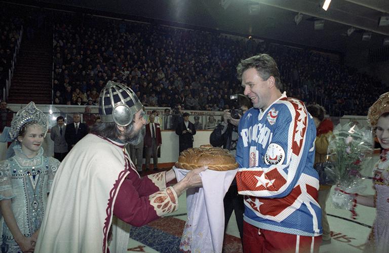 На фото: капитан команды "Российские звезды НХЛ" Вячеслав Фетисов принимает хлеб-соль после игры с командой "Торпедо" (Ярославль), 1994