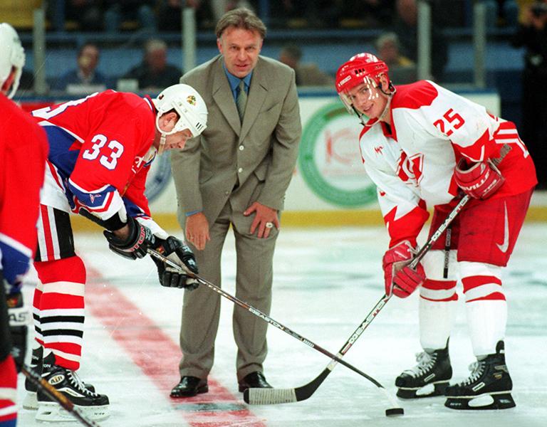 На фото: перед матчем между сборной "Звезды России" и московским "Спартаком" вбрасывание делает "звезда " мирового хоккея Вячеслав Фетисов (в центре). Слева - Алексей Жамнов ("Звезды России"), справа - Владимир Поздняков ("Спартака")