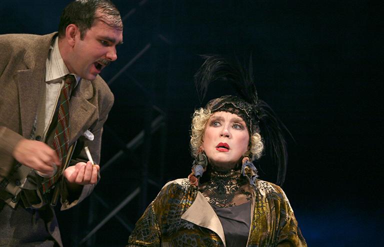 на фото: Вера Алентова и Андрей Соколов, спектакль "Пули над Бродвеем" (режиссер Е. Писарев). Московский драматический театр имени А.С. Пушкина, 2016