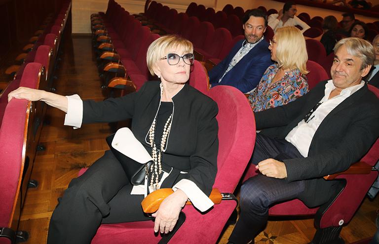 На фото: Александр Арсентьев, Вера Алентова, Екатерина Коновалова, Андрей Заводюк, обрание труппы Московского драматического театра имени Пушкина, 2019